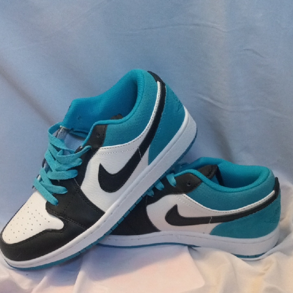 Nike Turquoise and Black Low-Top Sneakers